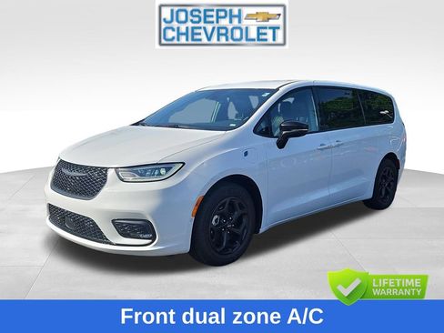 Used 2024 Chrysler Pacifica Limited FWD image 2