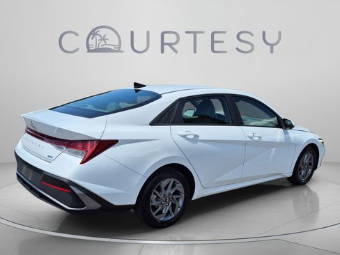 Certified 2024 Hyundai Elantra Blue FWD image 5