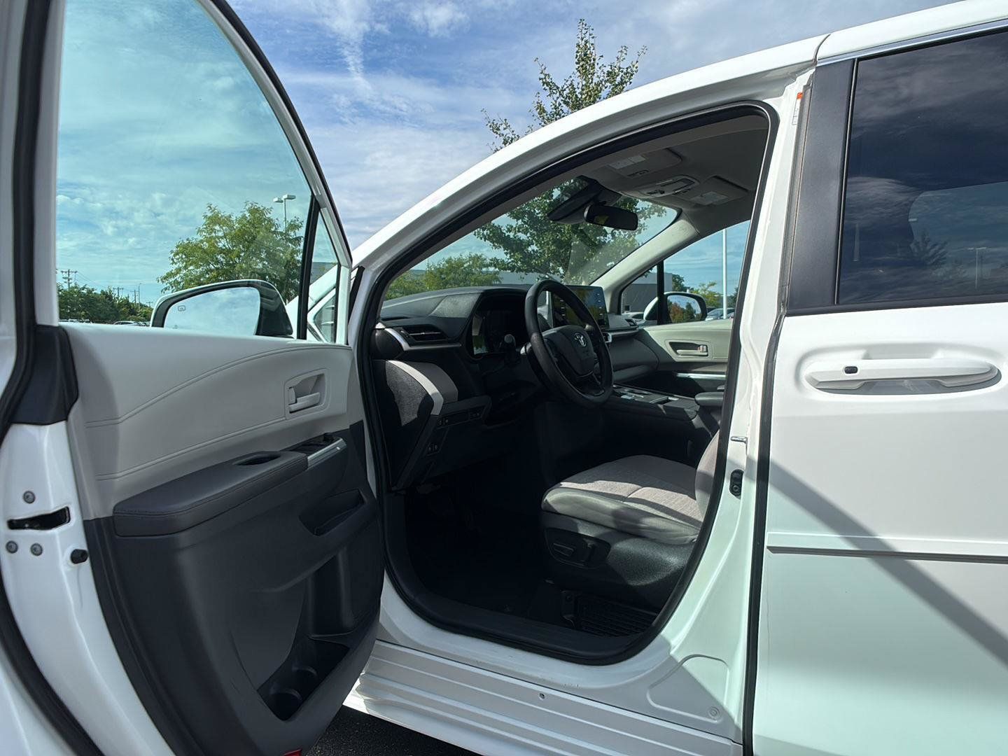 Used 2024 Toyota Sienna LE AWD/4WD image 2