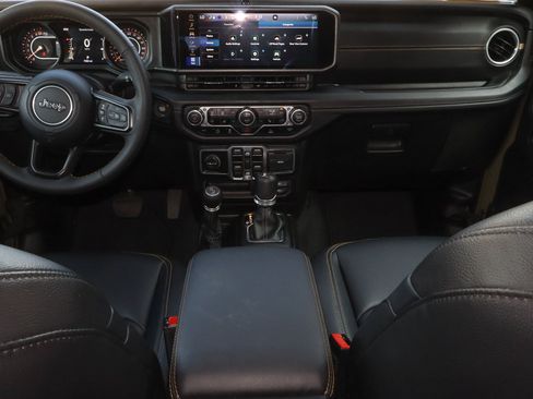 Used 2025 Jeep Gladiator Sport AWD/4WD image 9