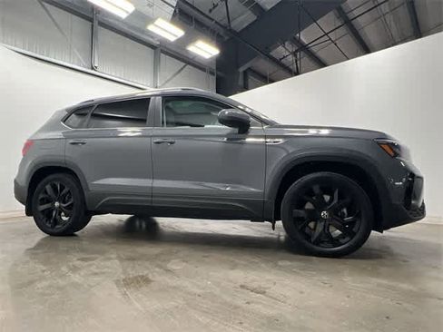 Certified 2023 Volkswagen Taos SE image 3