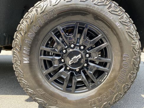 Used 2024 Chevrolet Silverado 2500 ZR2 w/ Technology Package image 50