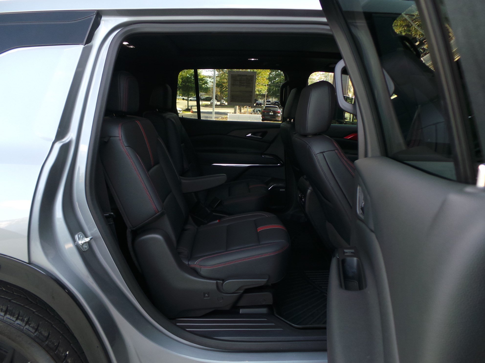 Used 2025 Chevrolet Traverse RS FWD image 40