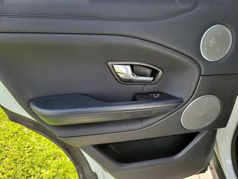 Used 2018 Land Rover Range Rover Evoque SE image 9