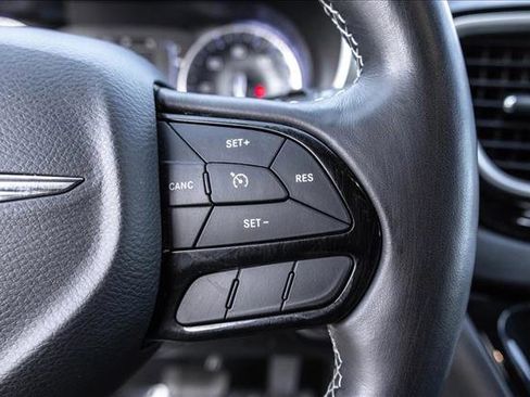 Used 2020 Chrysler Pacifica Touring-L image 14