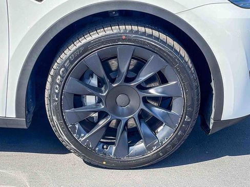 Used 2023 Tesla Model Y Long Range image 9