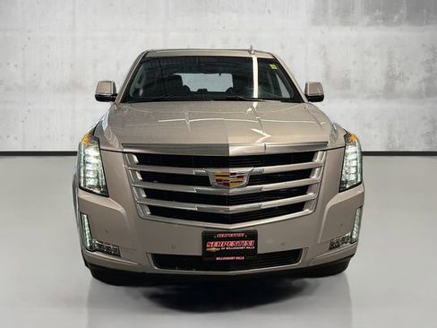 Used 2019 Cadillac Escalade Luxury image 2