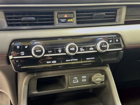 Used 2025 Honda Pilot Black Edition image 16