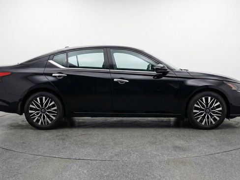 Used 2025 Nissan Altima 2.5 SV FWD image 11