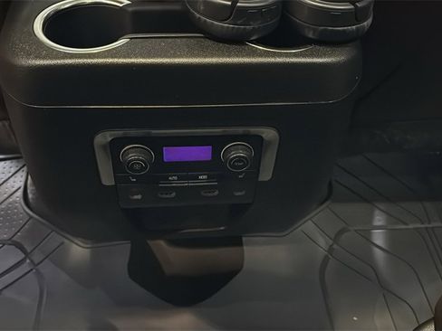 Used 2022 Chevrolet Suburban High Country image 22