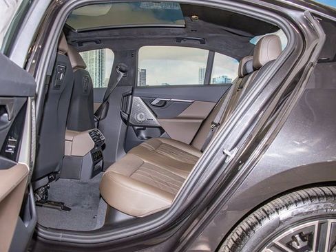 New 2026 BMW 550e xDrive image 22