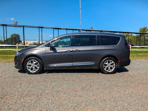 Used 2020 Chrysler Pacifica Limited FWD image 9