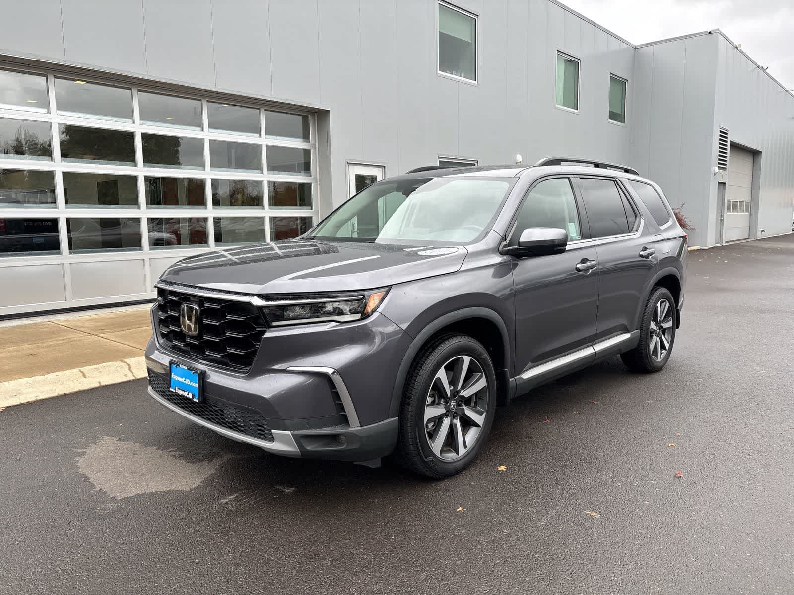 Used 2025 Honda Pilot Touring image 1