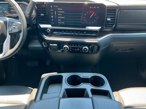 Used 2025 GMC Sierra 1500 SLT AWD/4WD image 13