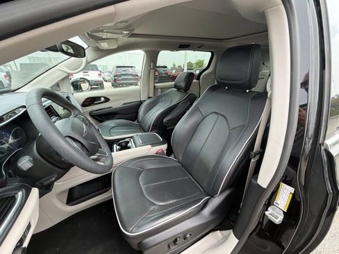 Used 2024 Chrysler Pacifica Limited w/ Uconnect Theater Family Group FWD image 10