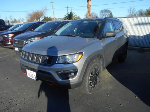 Used 2020 Jeep Compass Trailhawk image 3