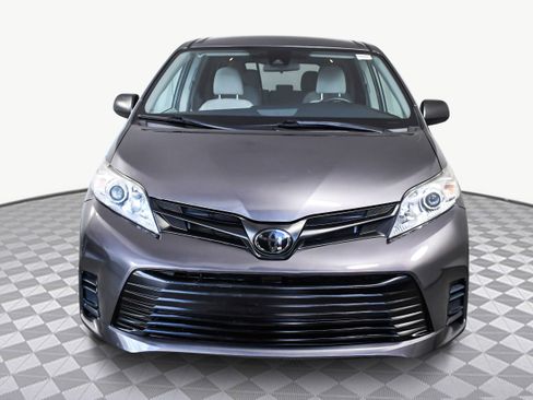 Used 2020 Toyota Sienna L image 2