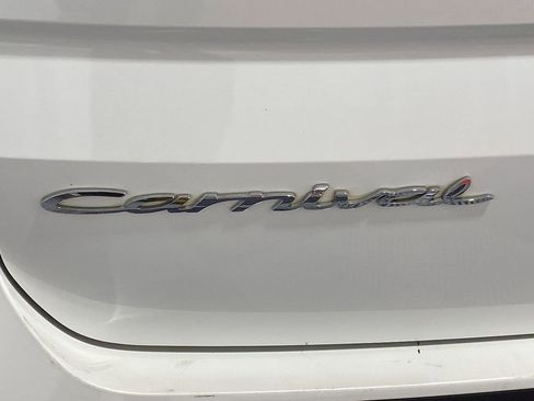 Used 2022 Kia Carnival EX image 31