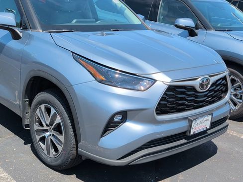 Used 2022 Toyota Highlander XLE AWD/4WD image 7