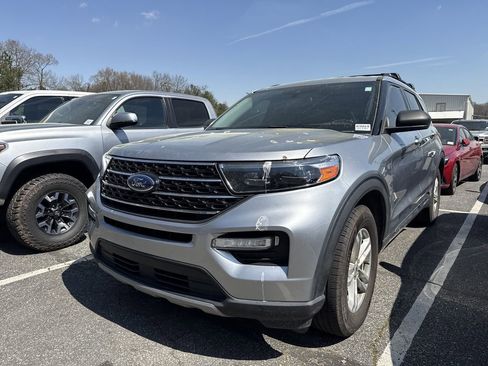 Used 2021 Ford Explorer XLT w/ Equipment Group 202A image 6