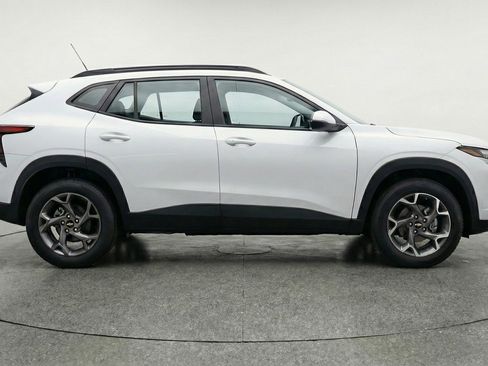 Used 2025 Chevrolet Trax LT w/ LT Convenience Package image 11