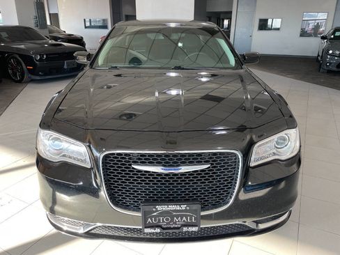 Used 2018 Chrysler 300 Touring image 2