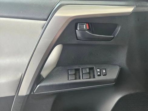 Used 2018 Toyota RAV4 LE AWD/4WD image 5