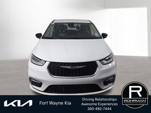 Used 2024 Chrysler Pacifica Limited FWD image 3
