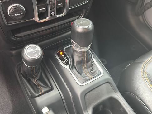 Used 2023 Jeep Gladiator Overland AWD/4WD image 32
