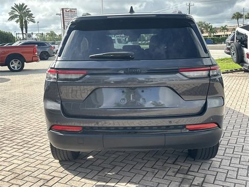 Used 2023 Jeep Grand Cherokee Altitude image 12