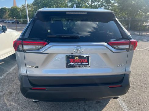 Used 2025 Toyota RAV4 XLE w/ Convenience Package FWD image 5
