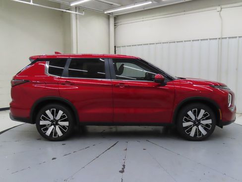 Used 2025 Mitsubishi Outlander SE FWD image 2