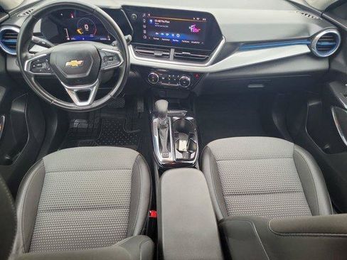 Used 2024 Chevrolet Trax LT w/ Sunroof Package FWD image 13