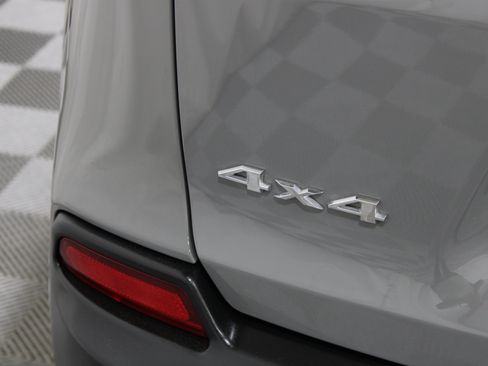 Used 2019 Jeep Cherokee Latitude Plus w/ Comfort/Convenience Group AWD/4WD image 31