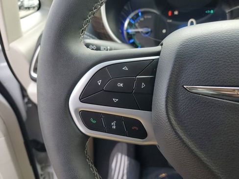 Used 2023 Chrysler Pacifica Limited image 25