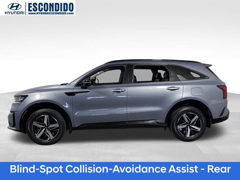 Used 2022 Kia Sorento EX w/ Panoramic Sunroof Package image 2