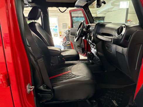 Used 2014 Jeep Wrangler Unlimited Rubicon w/ Connectivity Group AWD/4WD image 46