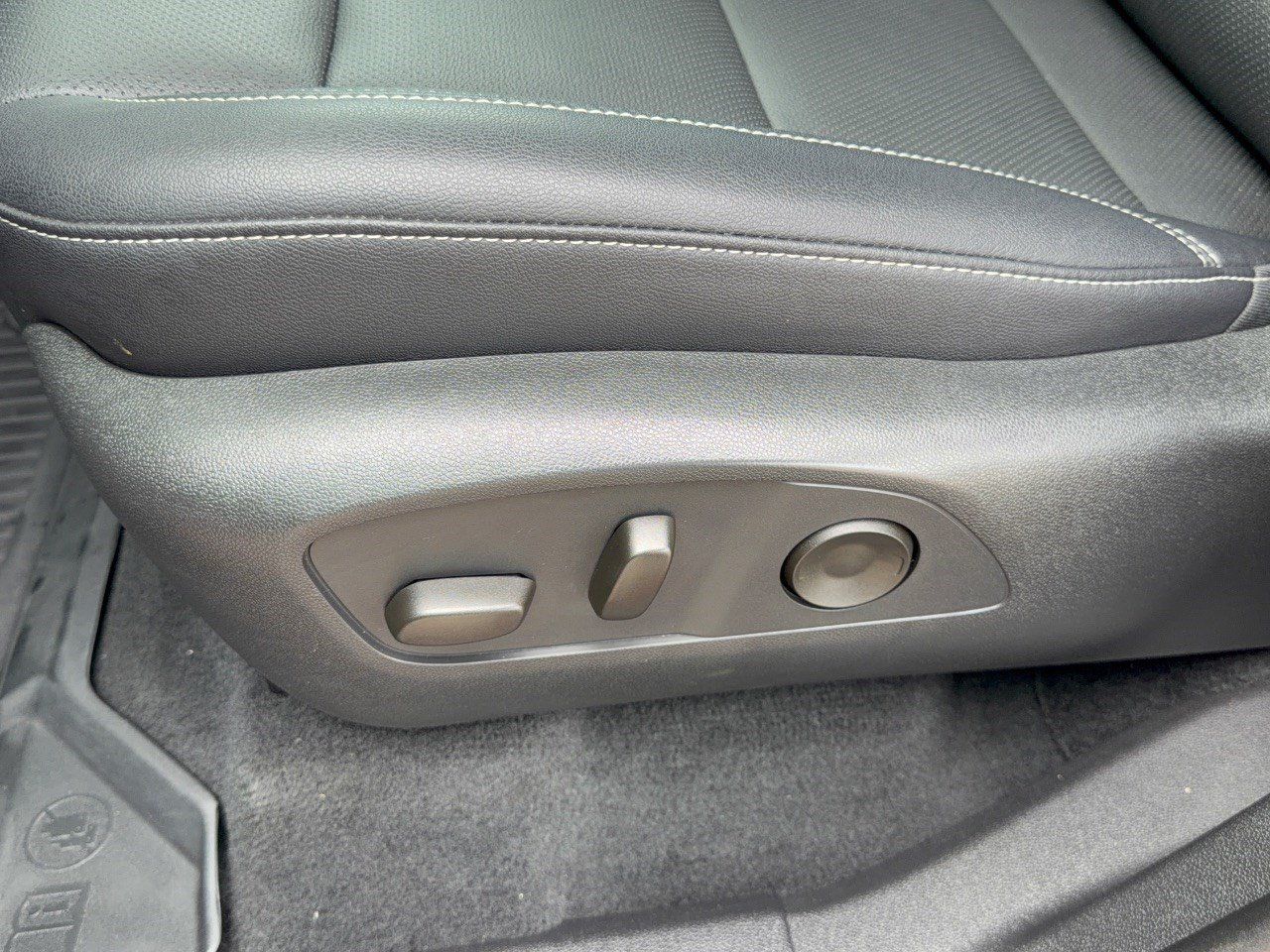 Used 2025 Chevrolet Traverse LT w/ LPO, Floor Liner Package FWD image 16