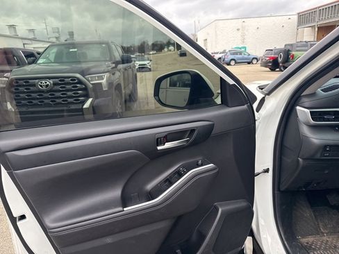 Used 2020 Toyota Highlander XLE image 25