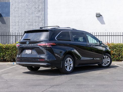 Used 2024 Toyota Sienna Limited image 10