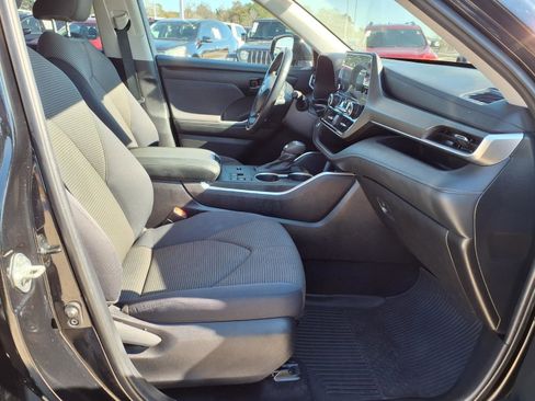 Used 2023 Toyota Highlander LE FWD image 19
