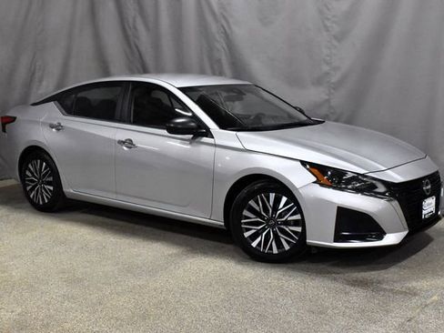 Used 2024 Nissan Altima 2.5 SV image 3