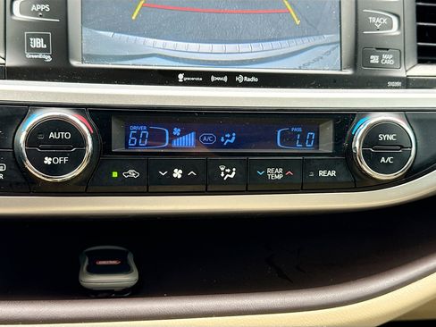 Used 2018 Toyota Highlander Limited FWD image 34