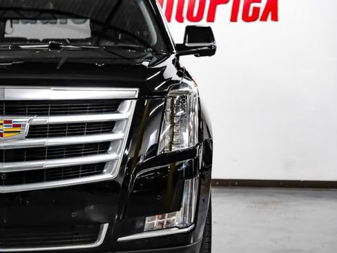 Used 2018 Cadillac Escalade Luxury image 17