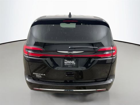 Used 2024 Chrysler Pacifica Touring-L image 6