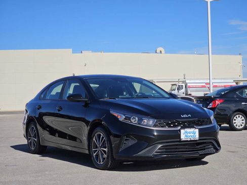 Used 2023 Kia Forte LXS image 3