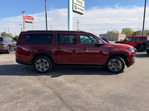 Used 2024 Jeep Wagoneer L Series II image 5