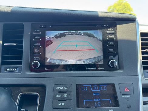 Used 2018 Toyota Sienna XLE w/ XLE Navigation Package FWD image 21