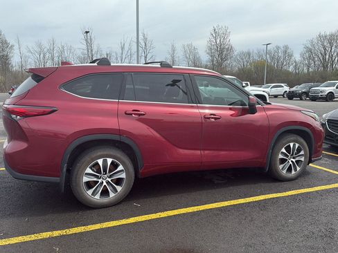 Used 2022 Toyota Highlander XLE image 5