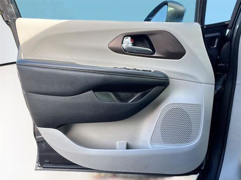 Used 2020 Chrysler Voyager L image 15